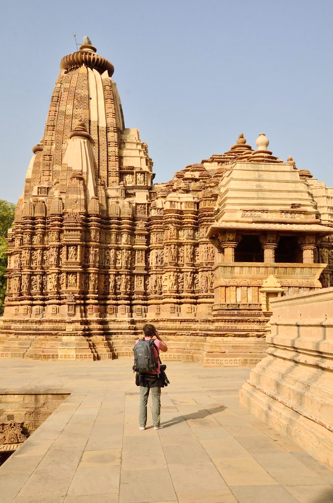 खुजराहो के मंदिरों के आर्टवर्क से लेकर आर्किटेक्चर तक पर्यटकों को अपनी तरफ आकर्षित करने का करता है काम