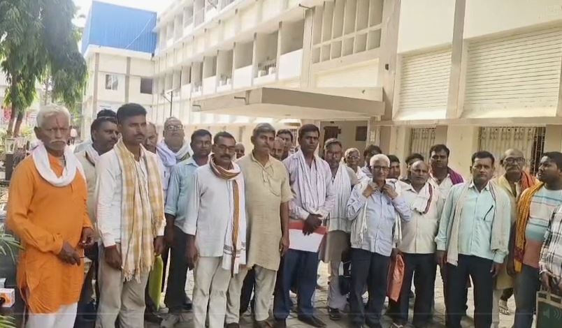 “भूमि अधिग्रहण में उचित मुआवजे की मांग को लेकर 13 मौजा के किसानों ने डीएम से लगाई गुहार”