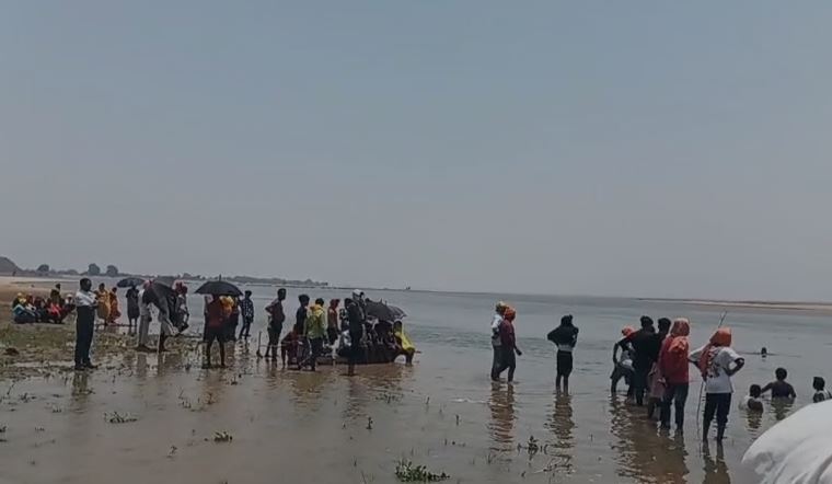“रोहतास के नौहट्टा में सोन नदी में डूबे पिता-पुत्र समेत तीन लोग, एक का शव बरामद, दो की तलाश जारी”