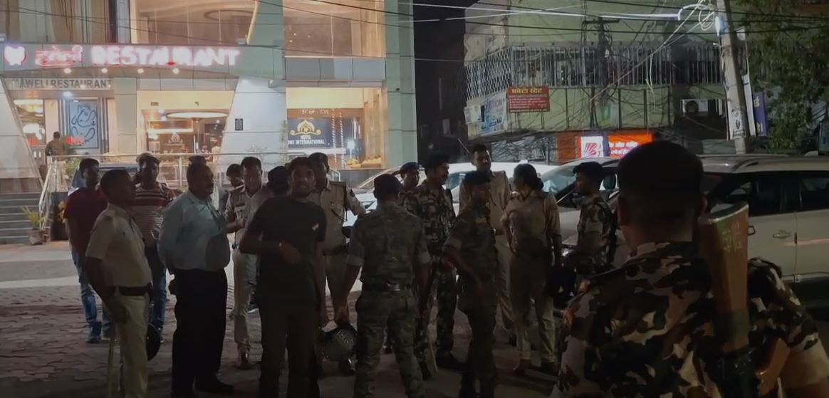 “प्रधानमंत्री के संभावित दौरे को लेकर सासाराम में देर रात पुलिस छापेमारी, होटलों में मचा हड़कंप”