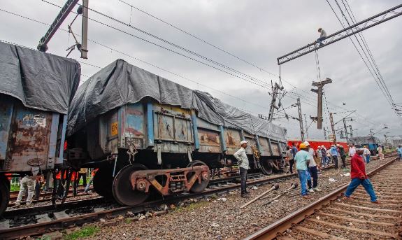 झारखंड में चांडिल के पास मालगाड़ी के 20 डिब्बे पटरी से उतरे, कई ट्रेन सेवाएं प्रभावित