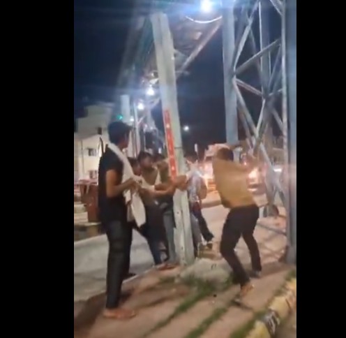 ड्यूटी पर लौट रहे सेना के जवान को टोल प्लाजा कर्मचारियों ने पर खंभे से बांधकर बेरहमी से पीटा