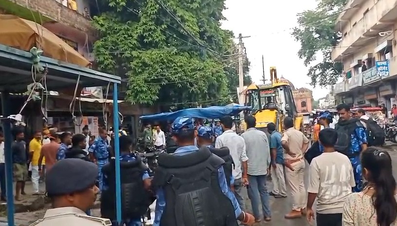 अतिक्रमण के खिलाफ चला बुलडोजर, प्रशासन की सख्त कार्रवाई, फुटपाथी दुकानदारों में मचा हड़कंप