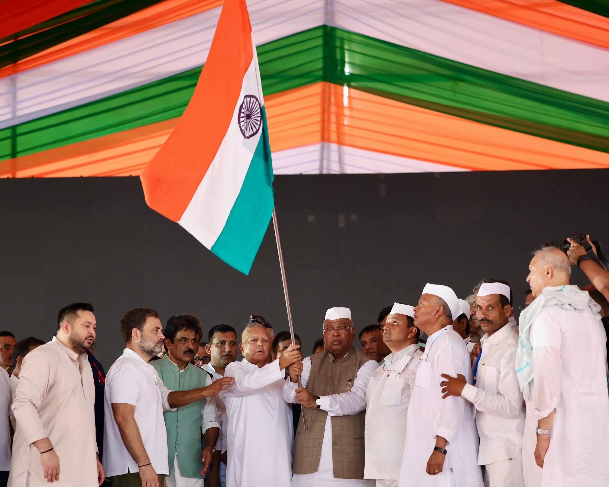 सासाराम में राहुल गांधी की मतदाता अधिकार यात्रा, रैली में दिखे उत्साह और अफरातफरी के अलग-अलग रंग