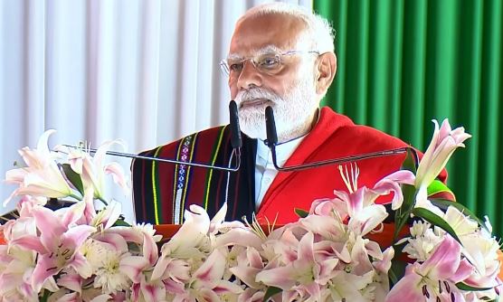PM Modi ने मणिपुर के चुराचांदपुर में ₹7,300 करोड़ की परियोजनाओं का शिलान्यास किया, जातीय हिंसा से विस्थापितों से की मुलाकात