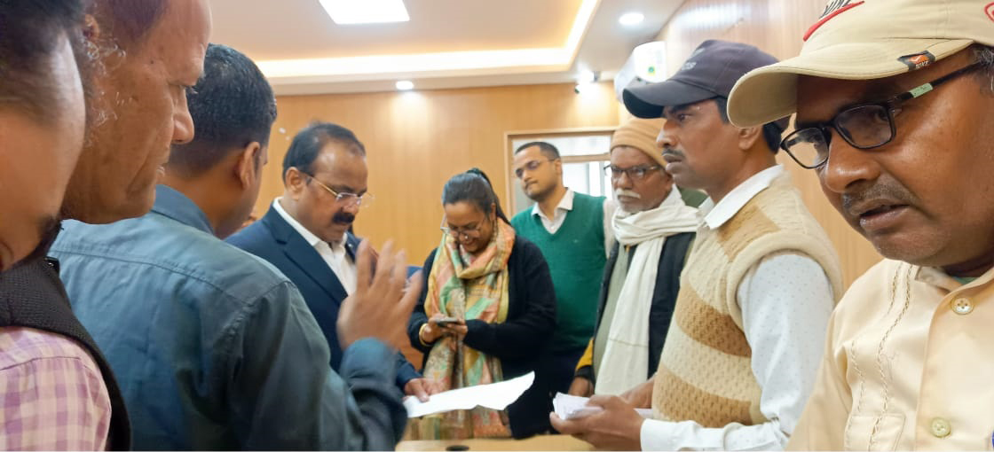 अपर समाहर्ता-सह-अपर जिला दंडाधिकारी-सह-प्रभारी जिला पदाधिकारी द्वारा आयोजित जनता दरबार में 19 आवेदकों की समस्याएँ सुनी गईं