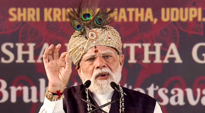 उडुपी पहुंचे प्रधानमंत्री नरेंद्र मोदी, ‘लक्ष कंठ गीता पारायण’ में एक लाख लोगों संग किया गीता पाठ