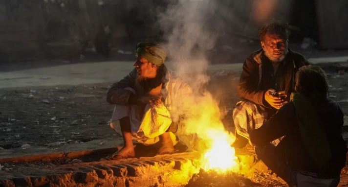 दिल्ली में कड़ाके की ठंड ने तोड़ा तीन साल का रिकॉर्ड, न्यूनतम तापमान 2.3 डिग्री