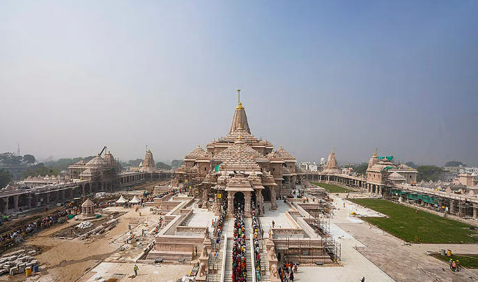 राम मंदिर परिसर में नई समितियों के गठन और प्रशासनिक व्यवस्थाओं में बदलाव को लेकर आयोजित समीक्षा बैठक।