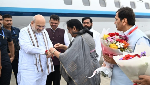 Amit Shah को सुनेत्रा पवार ने बांधी राखी, महाराष्ट्र में दिखी सियासी रिश्तों की गर्माहट 1 amit shah 2