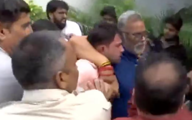 दिल्ली में पप्पू यादव के घर हंगामा