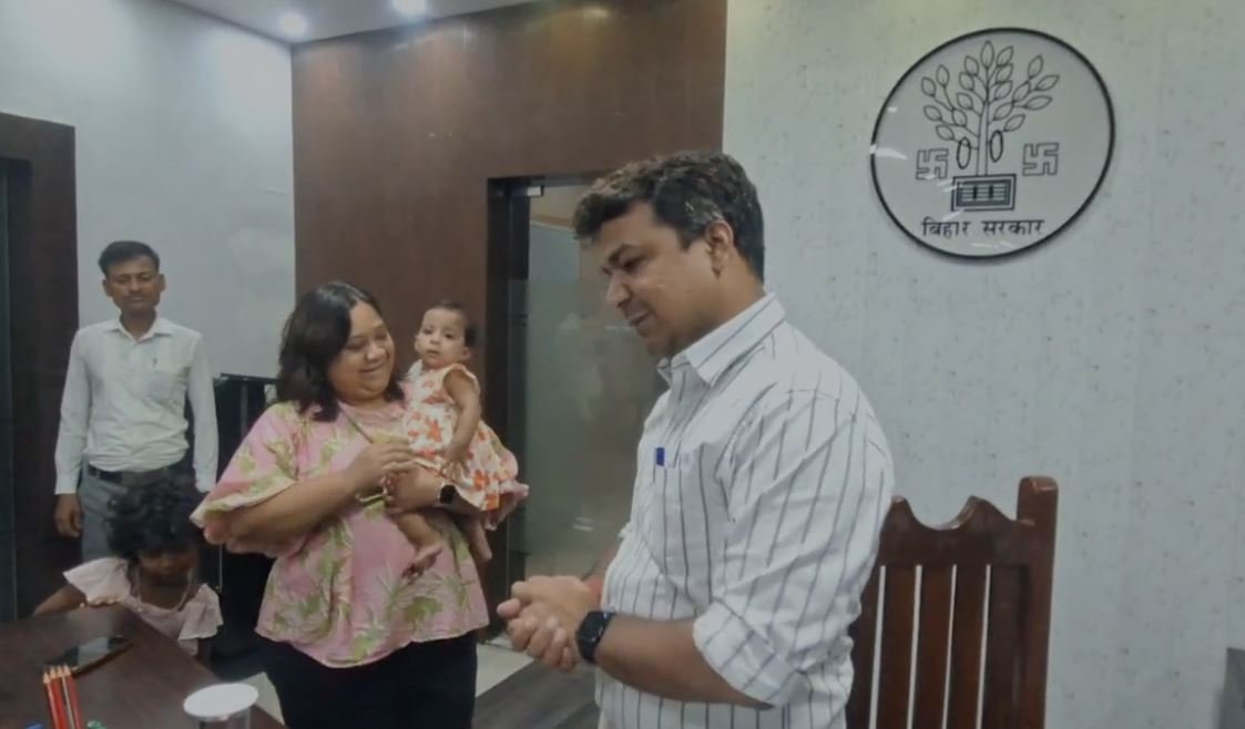 तीन बच्चों को मिला नया परिवार 1 Capture 1
