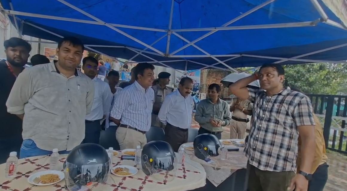 बिना हेलमेट बाइक चला रहे 100 से अधिक लोगों को मिला हेलमेट 1 Capture