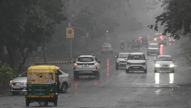 Delhi-NCR Weather: जन्माष्टमी पर झमाझम बारिश, दिल्ली-नोएडा की सड़कें जलमग्न, रात तक बरसेंगे बादल 1 Delhi NCR Weather