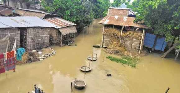 कटिहार में गंगा-कोसी के उफान से तबाही, कुरसेला के दर्जनों गांवों में घुसा पानी; ड्रम की नाव और तिरपाल के सहारे जिंदगी 1 Screenshot 2026 09 05 190711