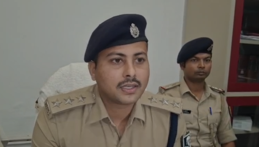 सासाराम में असली पुलिस के हत्थे चढ़े 5 'नकली पुलिस': NH-19 पर दरोगा और कमांडो की वर्दी पहनकर कर रहे थे लूट और अवैध वसूली 1 Screenshot 2026 09 27 232607