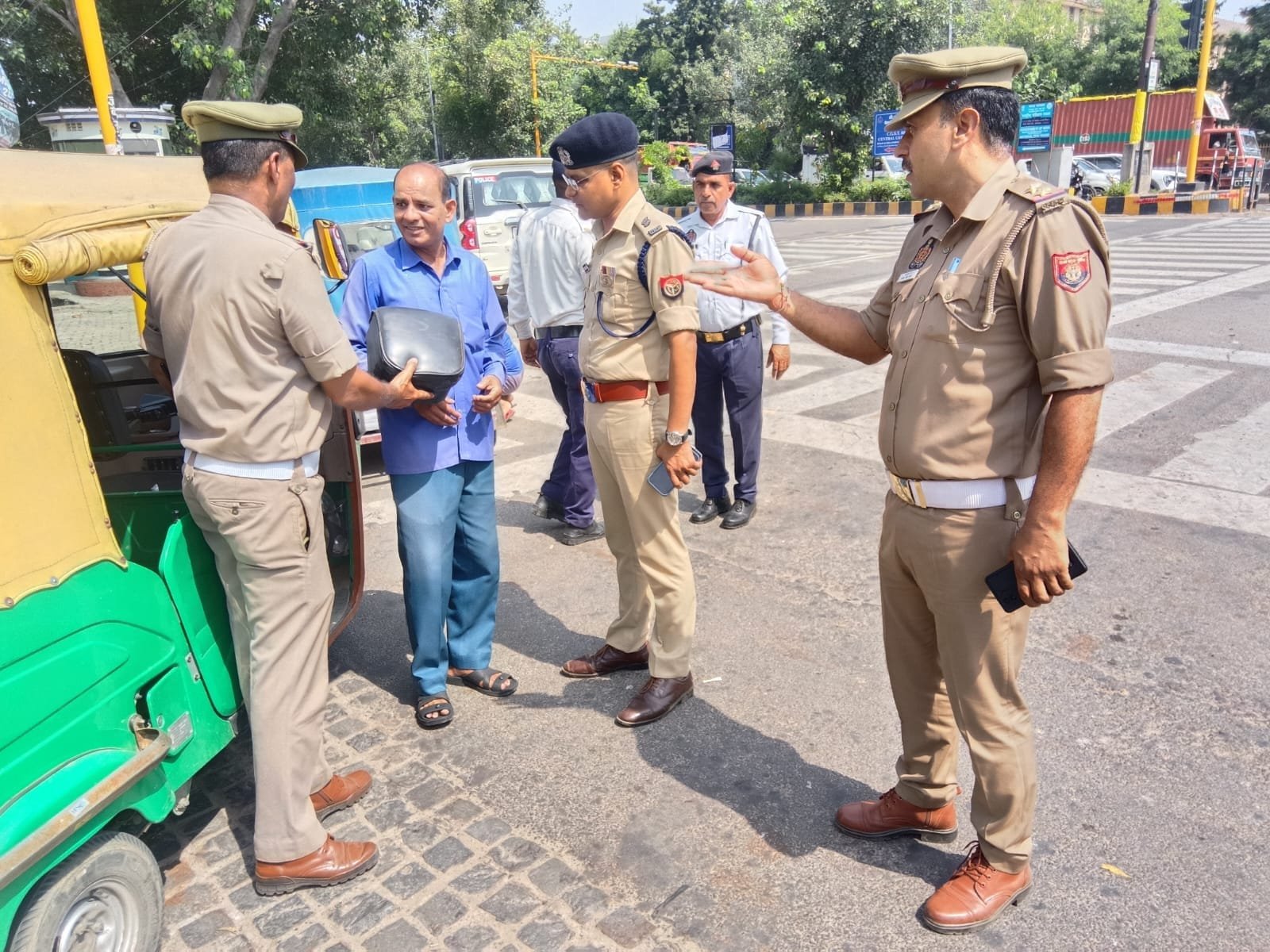 Ghaziabad: ऑटो में अतिरिक्त सीटों पर सख्ती, ADCP ट्रैफिक ने जांच स्थलों का लिया जायजा 1 गाजियाबाद यातायात पुलिस के सात दिवसीय अभियान के तहत वरुण कुमार सिंह ने जांच स्थलों का जायजा लिया और ऑटो चालकों को ओवरलोडिंग के जोखिम बताए.
