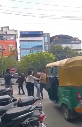 ऑटो किराए को लेकर सड़क पर भिड़ीं दो महिलाएं