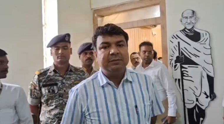 दाखिल-खारिज के लंबित मामलों पर डीएम सख्त 1 dm