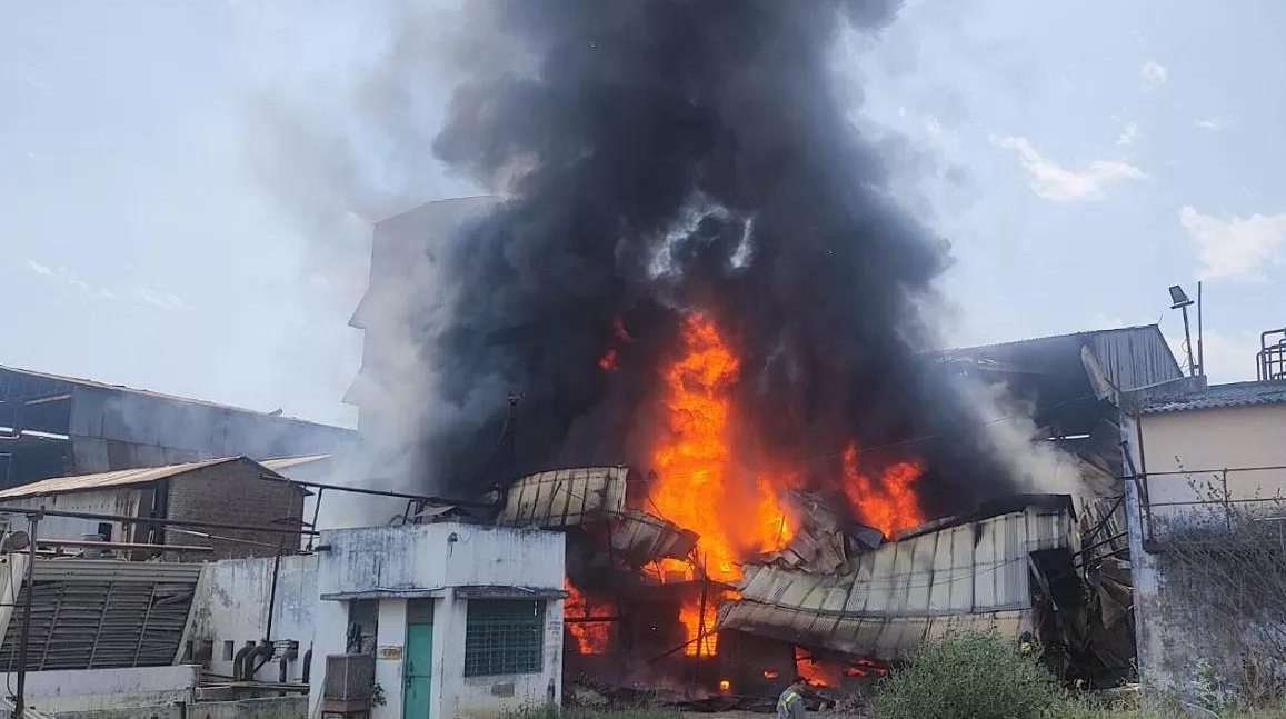 कानपुर देहात की टायर फैक्ट्री में भीषण आग, दो मजदूरों की मौत 3 कानपुर देहात की टायर फैक्ट्री में भीषण आग, दो मजदूरों की मौत