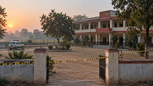 सुल्तानपुर में शिक्षक दंपती की हत्या की खबर के लिए स्कूल परिसर और पुलिस जांच की सांकेतिक तस्वीर.