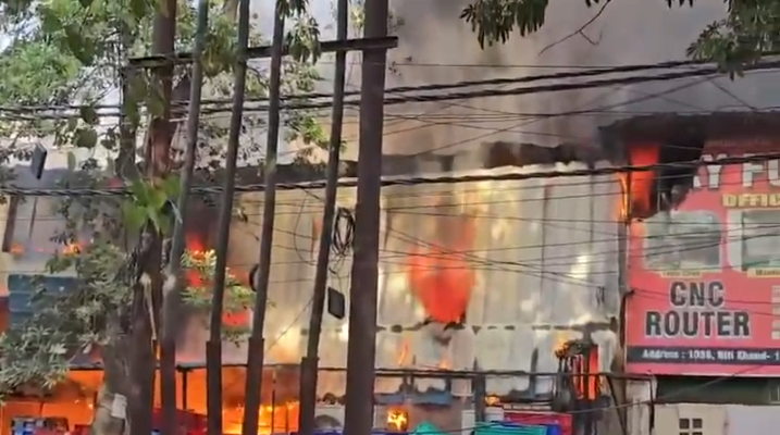 Ghaziabad Fire: इंदिरापुरम में इंस्टामार्ट के गोदाम में भीषण आग, पास की दुकान भी चपेट में 1 Screenshot 2026 10 01 180612