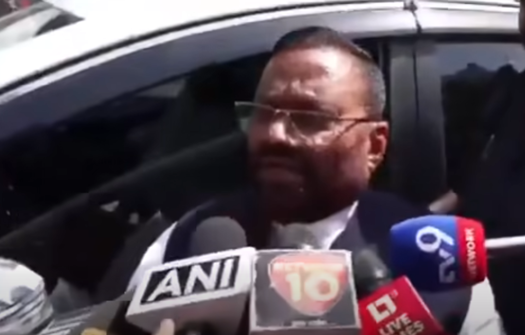 स्वामी प्रसाद मौर्य राहुल गांधी से मुलाकात करते हुए