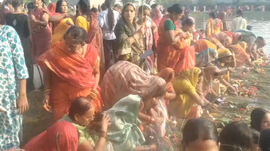 सासाराम में जितिया व्रत पर महिलाओं ने की पूजा-अर्चना, पुत्रों की लंबी उम्र की कामना 1 सासाराम में जितिया व्रत पर जलाशय के किनारे पूजा करती महिलाएं