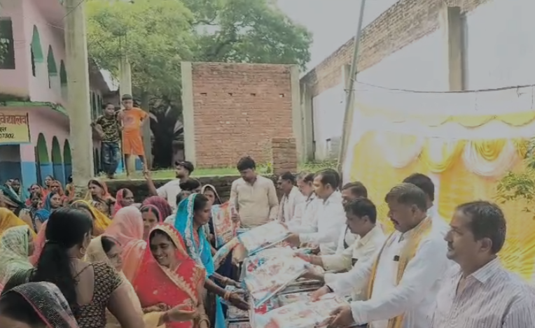 जीउतिया पर्व पर हजारों महिलाओं को गंगा स्नान के लिए भेजा, दिवंगत पत्नी की स्मृति में पूर्व मुखिया ने की व्यवस्था