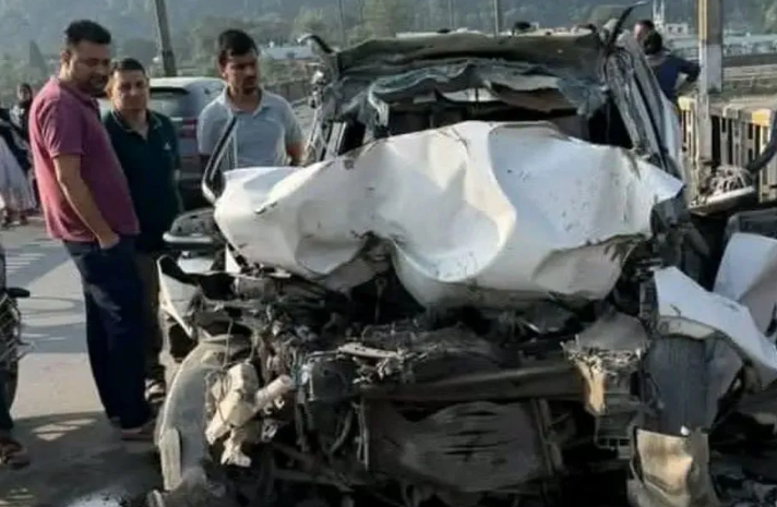 हिमाचल में दर्दनाक सड़क हादसा, क्रेटा-डंपर की टक्कर में तीन की मौत 1 हिमाचल के पांवटा साहिब में डंपर से टक्कर के बाद क्षतिग्रस्त क्रेटा कार
