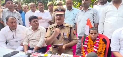 गोंडा की 7 वर्षीय अनामिका मिश्रा ने 30 किमी दौड़ पूरी की 1 गोंडा की 7 वर्षीय अनामिका मिश्रा ने 30 किलोमीटर की दूरी पूरी की