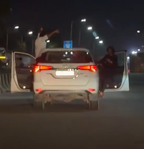 नोएडा-दिल्ली एक्सप्रेसवे पर तेज रफ्तार Fortuner से खतरनाक स्टंट