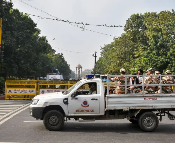 जंतर-मंतर पर CJP प्रदर्शन, दिल्ली में हिरासत में लिए गए सैकड़ों समर्थक 1 CJP प्रदर्शन से पहले जंतर-मंतर के आसपास तैनात दिल्ली पुलिस के जवान