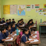 उत्तर प्रदेश के सरकारी प्राथमिक विद्यालय की कक्षा में पढ़ते बच्चे