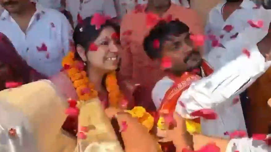 मिर्जापुर पहुंचीं पूर्व IAS दिव्या मित्तल, इस्तीफे के बाद पहली बार आगमन पर हुआ स्वागत 2 मिर्जापुर पहुंचीं पूर्व IAS दिव्या मित्तल, इस्तीफे के बाद पहली बार आगमन पर हुआ स्वागत