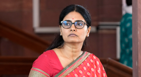 मऊ में कार्यकर्ता सम्मेलन के दौरान अपना दल एस की अध्यक्ष अनुप्रिया पटेल