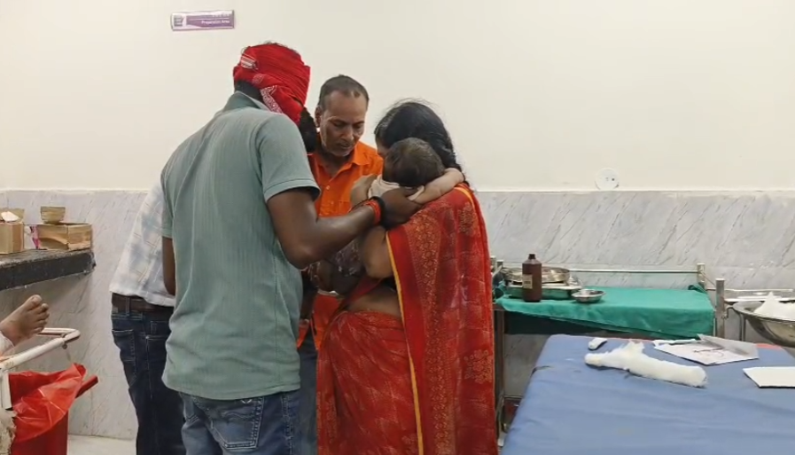सासाराम में पेट्रोल-डीजल की दुकान में भीषण आग, पिता-पुत्री की मौत; मां और 8 माह का बेटा गंभीर 1 नौहट्टा थाना क्षेत्र के उल्हो गांव में पेट्रोल-डीजल की दुकान में आग लगने की घटना