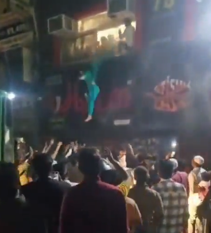 दिल्ली के जाफराबाद में रेस्टोरेंट में भीषण आग, जान बचाने के लिए ऊपर से कूदे लोग 55 दिल्ली के जाफराबाद में रेस्टोरेंट में भीषण आग, जान बचाने के लिए ऊपर से कूदे लोग