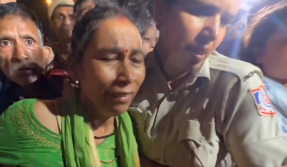 अंकिता भंडारी के माता-पिता को सुबह 4 बजे हिरासत में लिया, कुछ घंटे बाद रिहा; दुष्यंत गौतम की नियुक्ति रोकने की मांग 1 अंकिता भंडारी के माता-पिता हिरासत में