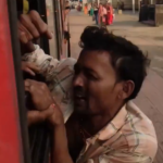 बिहार में मोबाइल चोरी का आरोप, चलती ट्रेन की खिड़की से लटकाया! हाथ छूटा तो गिरा शख्स, अब गिरफ्तार 21 Screenshot 2026 10 15 100030
