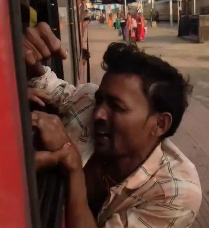 बिहार में मोबाइल चोरी का आरोप, चलती ट्रेन की खिड़की से लटकाया! हाथ छूटा तो गिरा शख्स, अब गिरफ्तार 1 बिहार के शिवनारायणपुर रेलवे स्टेशन पर मोबाइल छीनने के प्रयास के बाद चलती ट्रेन की खिड़की से लटकने की घटना