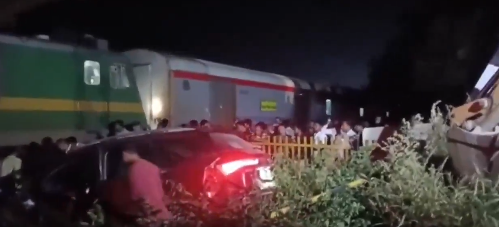 रतलाम में रेलवे ट्रैक पर फंसी कार से टकराई ट्रेन, लोको पायलट की सूझबूझ से टला बड़ा हादसा 54 रतलाम में रेलवे ट्रैक पर फंसी कार से टकराई ट्रेन, लोको पायलट की सूझबूझ से टला बड़ा हादसा