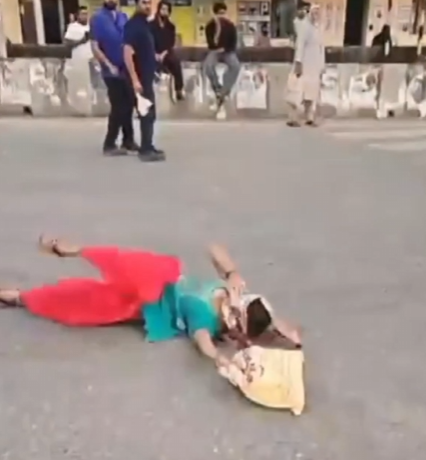रुद्रपुर में सड़क पर गिरी महिला की मदद करते ट्रैफिक पुलिसकर्मी