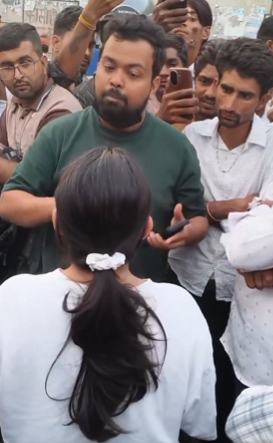 Jaipur Viral Video: जयपुर में पत्नी को कथित प्रेमी के साथ पकड़ने का दावा, वीडियो वायरल 54 Jaipur Viral Video: जयपुर में पत्नी को कथित प्रेमी के साथ पकड़ने का दावा, वीडियो वायरल