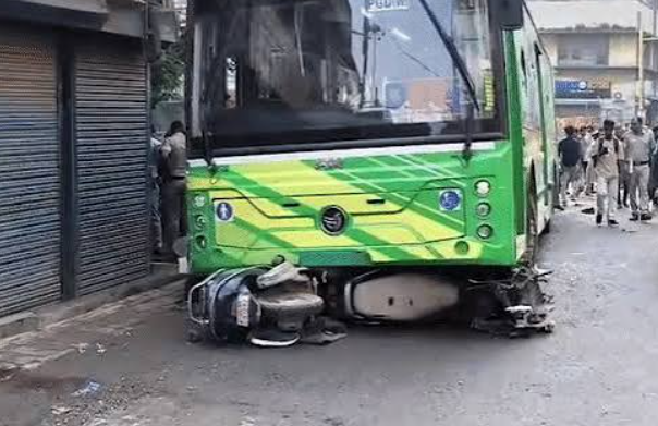 Delhi DTC Bus Accident: आनंद पर्वत में DTC बस की टक्कर से एक की मौत, कई घायल 1 Delhi DTC Bus Accident: आनंद पर्वत में DTC बस की टक्कर से एक की मौत, कई घायल