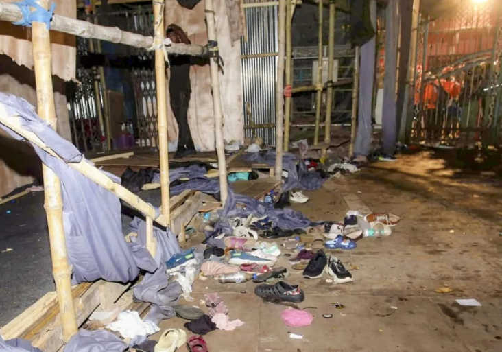कोलकाता दुर्गा पंडाल भगदड़: 19 की मौत, 25 घायल; जांच के आदेश 1 कोलकाता के चोरबागान दुर्गा पूजा पंडाल में भगदड़ के बाद का दृश्य