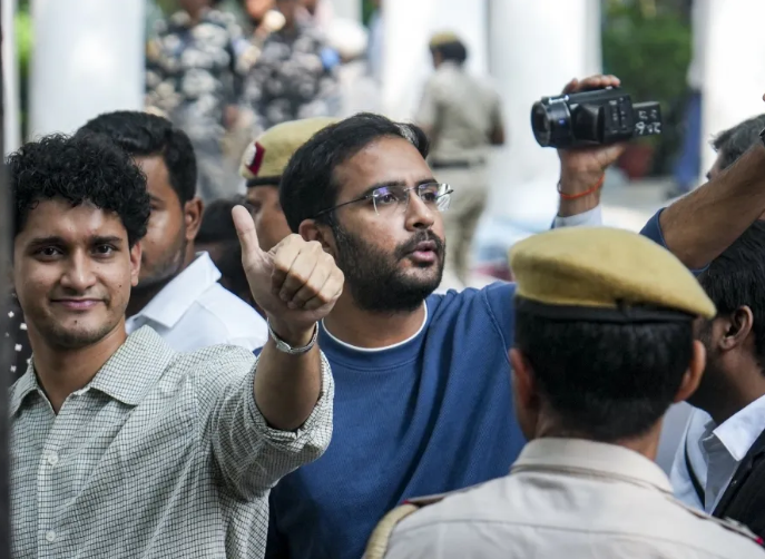CJP नेताओं का मामला क्राइम ब्रांच को सौंपा, आशुतोष रांका और सौरव दास की हिरासत 2 दिन बढ़ी 1 CJP नेताओं का मामला क्राइम ब्रांच को सौंपा, आशुतोष रांका और सौरव दास की हिरासत 2 दिन बढ़ी