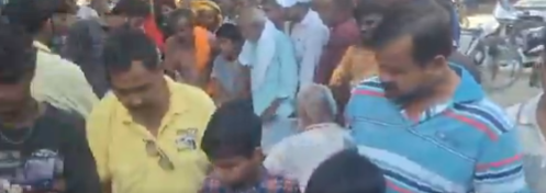 गोरखपुर में गाय की मौत के बाद मचा हड़कंप, 450 ग्रामीणों ने लगवाई एंटी-रेबीज वैक्सीन 1 गोरखपुर के गांव में स्वास्थ्य शिविर के दौरान ग्रामीणों को एंटी-रेबीज वैक्सीन लगाते स्वास्थ्यकर्मी