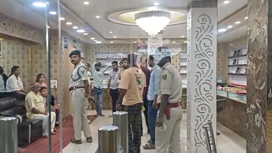 सासाराम: कोचस में न्यू कंचन ज्वेलर्स में दिनदहाड़े लूट, पिस्टल के बल पर ग्राहकों को बनाया बंधक