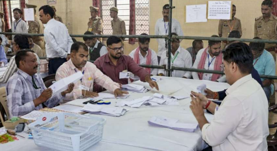 UP MLC Election Result: वाराणसी में आशुतोष सिन्हा की बढ़त 16,990 वोटों तक पहुंची, BJP ने जीतीं 6 सीटें 4 UP MLC Election Result: वाराणसी में आशुतोष सिन्हा की बढ़त 16,990 वोटों तक पहुंची, BJP ने जीतीं 6 सीटें